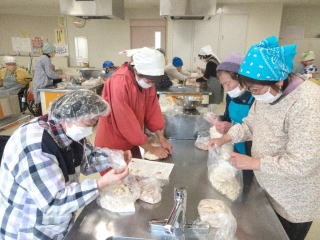 味噌作り調理中の写真