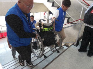 車いす階段持ち上がり
