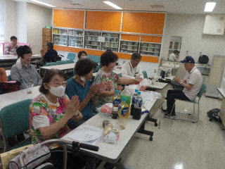 石鹸造りのあとハーモニカ演奏