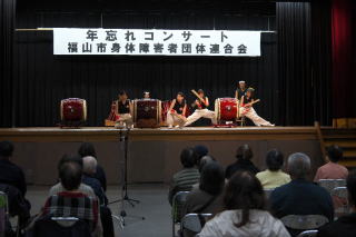 蛇円太鼓の演奏写真