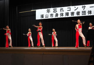 バトントワリング踊りの写真 バトントワリング踊りの写真