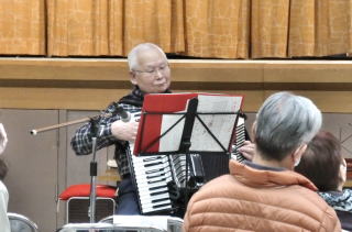小田龍雄アコードデオン弾き風景の写真