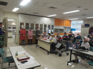 会員皆様に説明中の写真